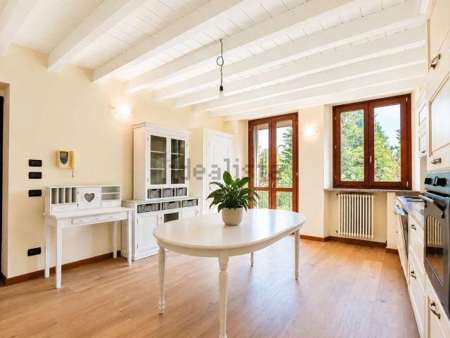 Appartamento in vendita a Lesmo, Lombardia