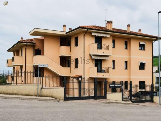 Appartamento in vendita a Seconda Zona P.E.E.P., Pineto