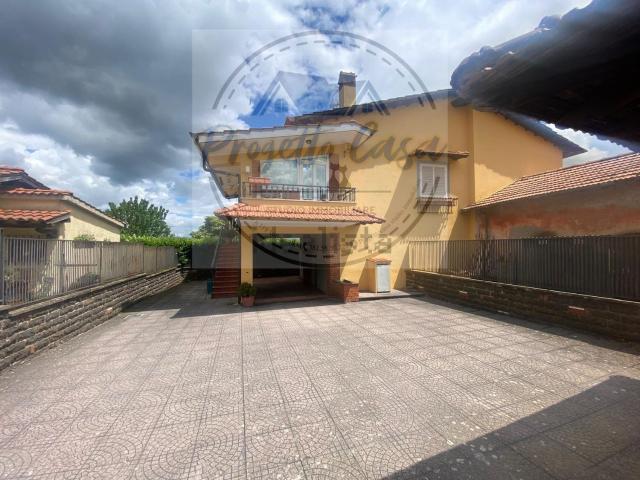 Appartamento in vendita a Valle Mazzone, Roma Capitale