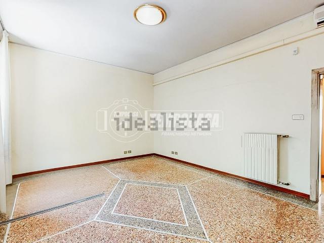 Appartamento in vendita a Centro Storico, Modena