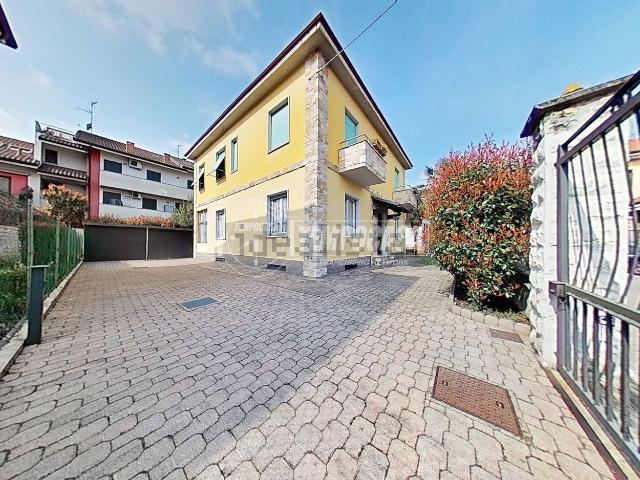 Appartamento in vendita a Biassono, Lombardia