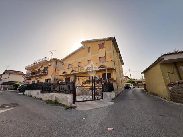 Appartamento in vendita a Valle Mazzone, Roma Capitale