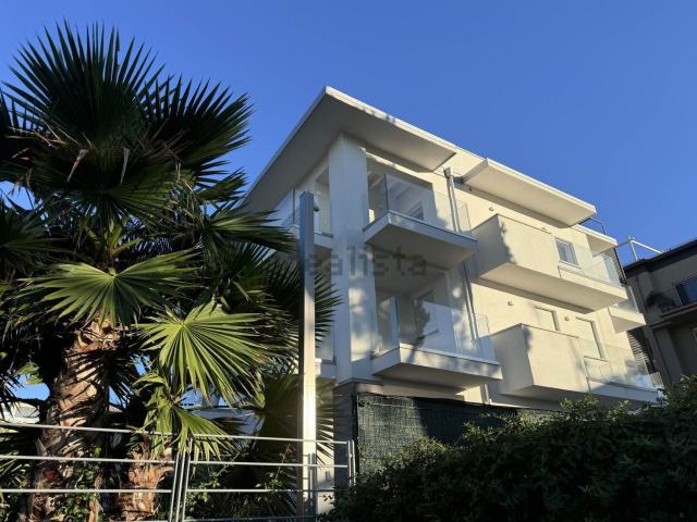 Attico in vendita a Desenzano Del Garda, Lombardia