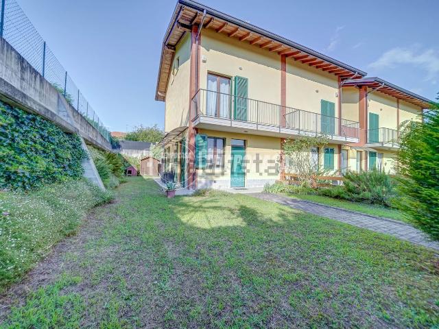 Appartamento in vendita a Mercallo, Lombardia