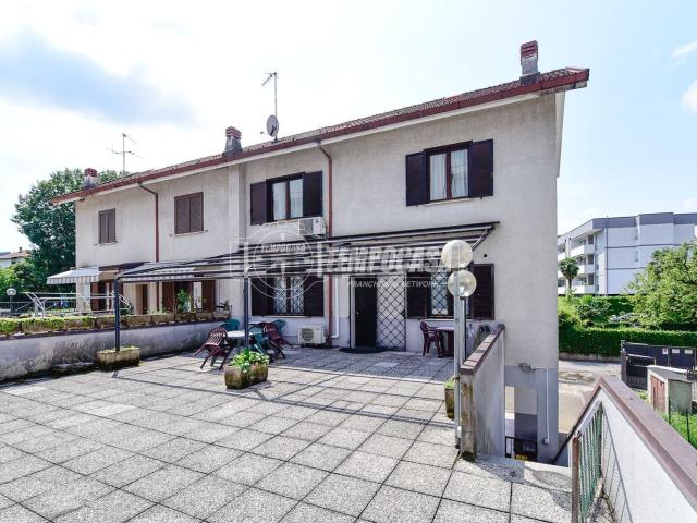 Appartamento in vendita a Lipomo, Como