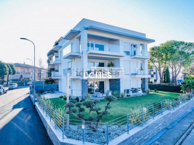 Attico in vendita a Desenzano Del Garda, Brescia