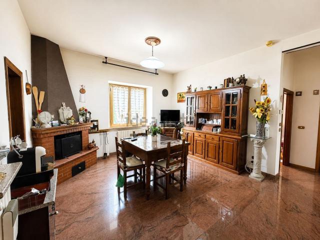 Appartamento in vendita a Palazzo Del Pero, Toscana