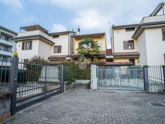 Appartamento in vendita a Albiate, Lombardia