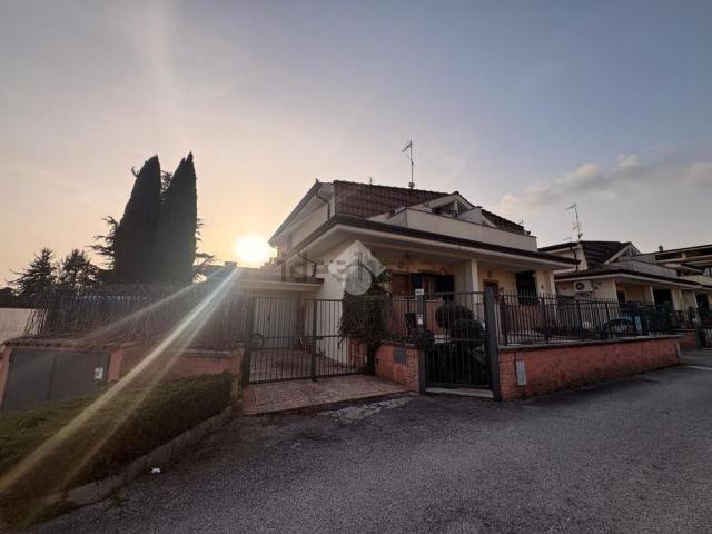 Appartamento in vendita a Valle Mazzone, Roma Capitale