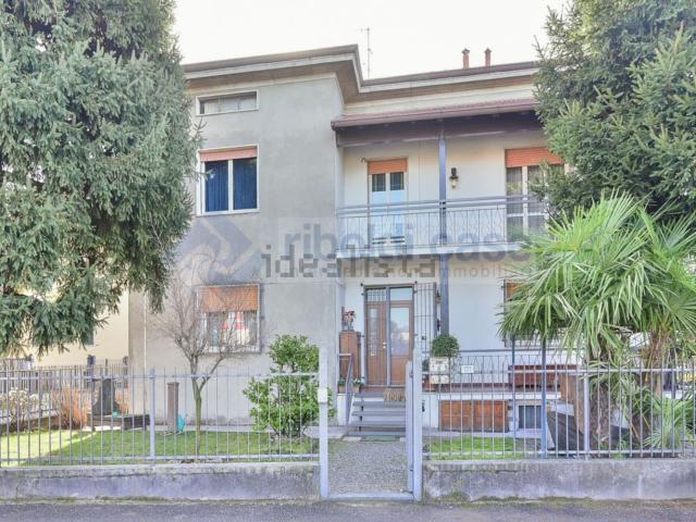 Appartamento in vendita a Verano Brianza, Monza e della Brianza