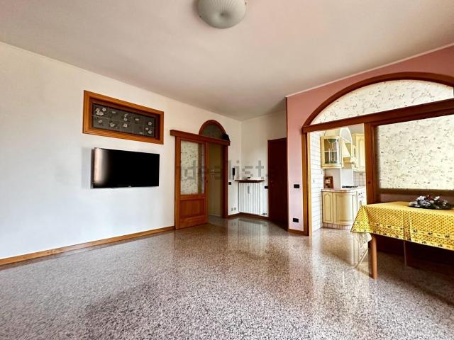 Appartamento in vendita a Oggiono, Lombardia
