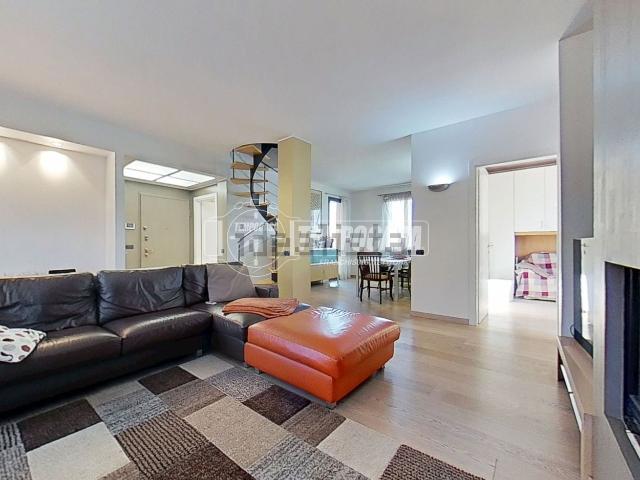 Appartamento in vendita a Biassono, Lombardia