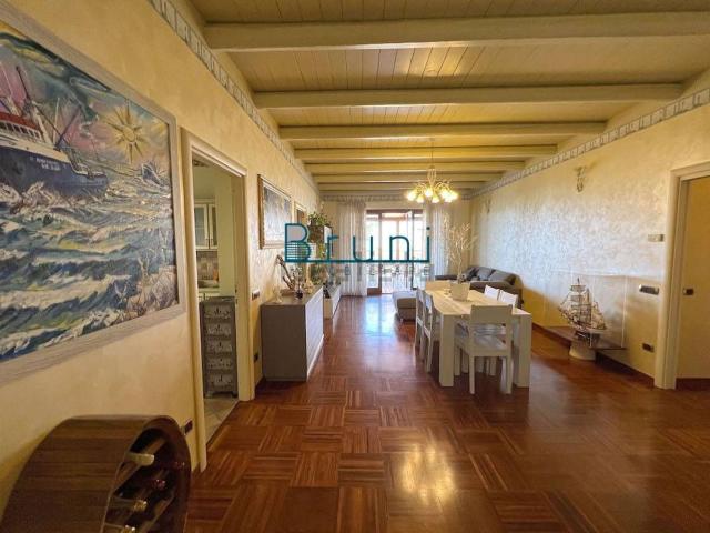 Appartamento in vendita a Marina di sotto, Marche
