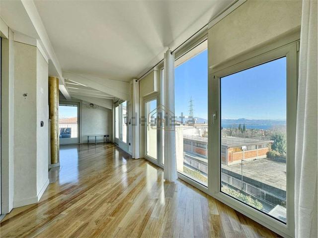 Attico in vendita a Desenzano Del Garda, Brescia