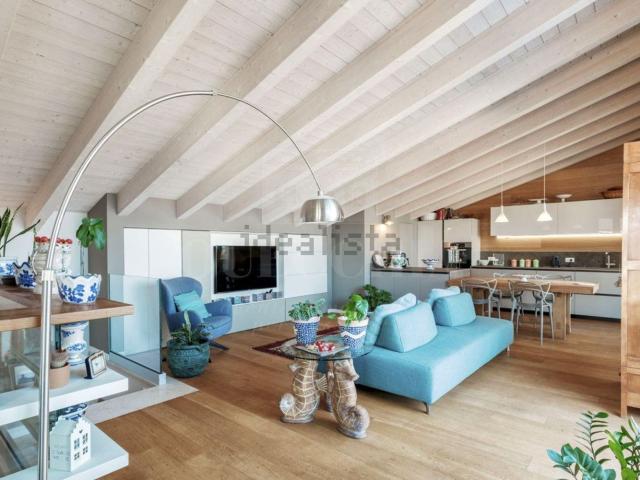 Attico in vendita a Desenzano Del Garda, Brescia