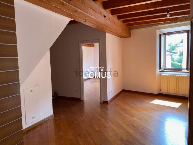 Attico in vendita a Desenzano Del Garda, Brescia