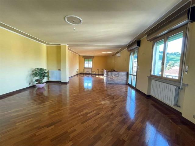 Appartamento in vendita a Traversetolo, Reggio Emilia
