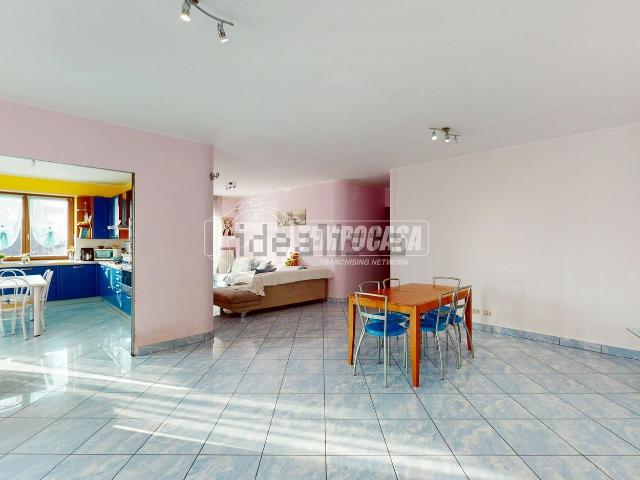 Appartamento in vendita a Carate Brianza, Lombardia