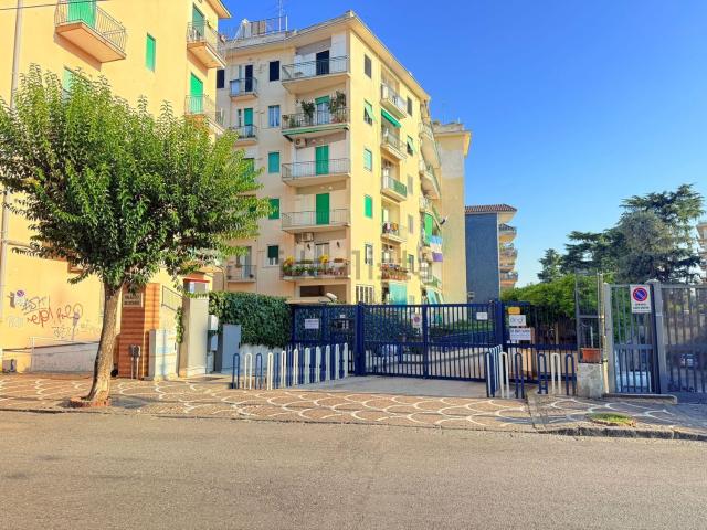 Appartamento in vendita a Portici, Campania