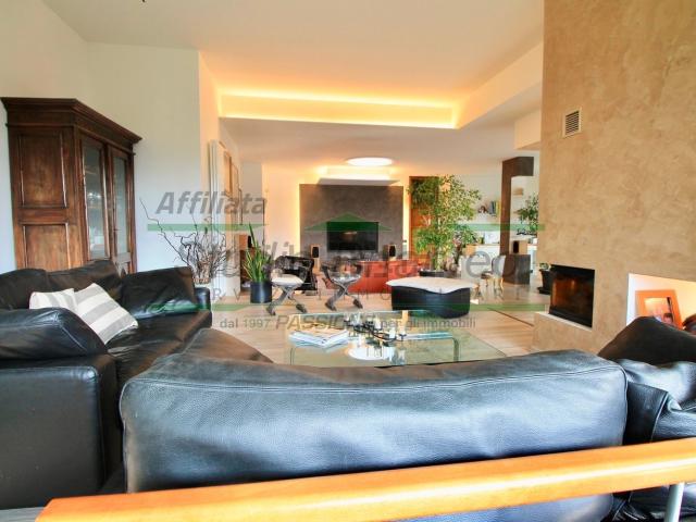 Appartamento in vendita a Carate Brianza, Lombardia