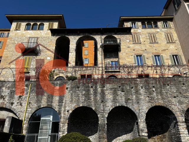 Appartamento in vendita a Città Alta, Bergamo
