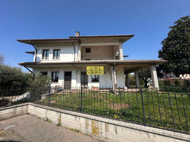 Appartamento in vendita a Siena, Villafranca Di Verona