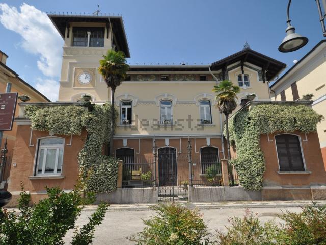 Attico in vendita a Angera, Lombardia