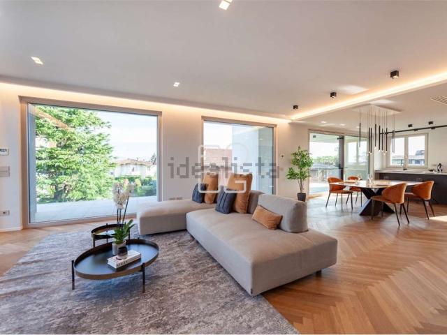 Attico in vendita a Desenzano Del Garda, Brescia