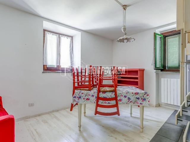 Appartamento in vendita a Mercallo, Lombardia