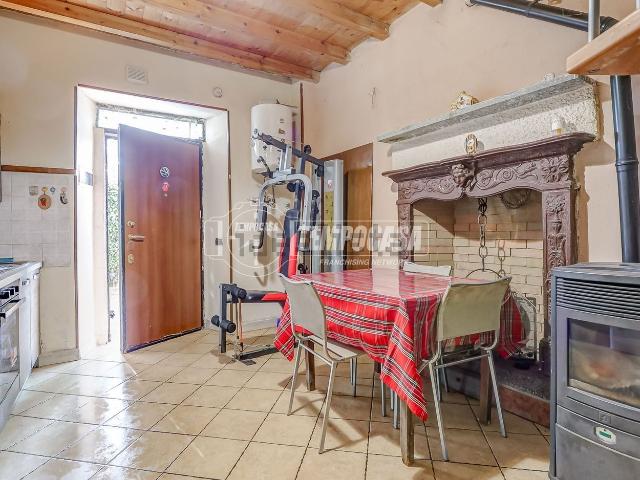 Appartamento in vendita a Varano Borghi, Lombardia