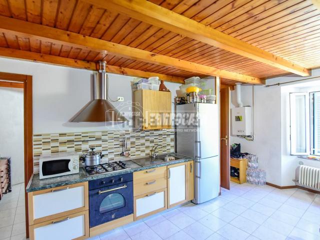 Appartamento in vendita a Crevenna, Erba