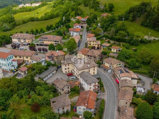 Appartamento in vendita a Tizzano Val Parma, Reggio Emilia
