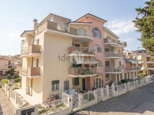 Appartamento in vendita a Quartiere dei poeti, Pineto