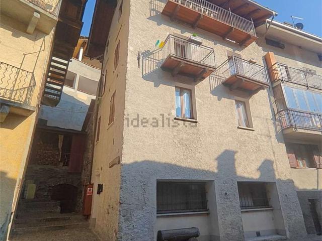 Appartamento in vendita a Lillianes, Aosta