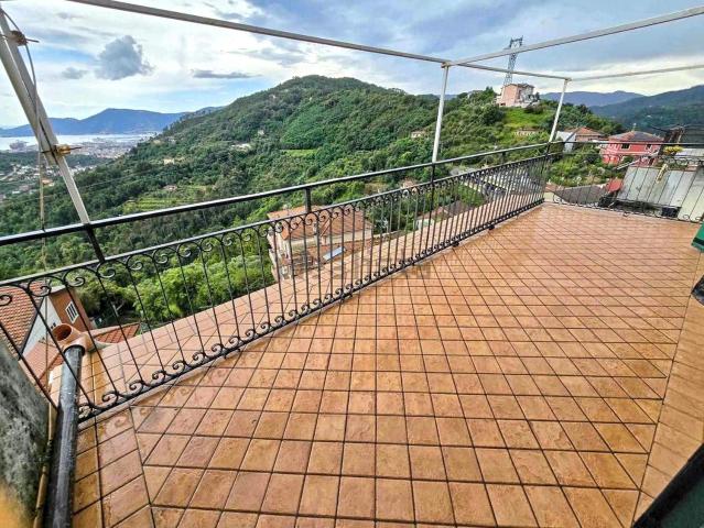 Appartamento in vendita a Vezzano Ligure, Liguria