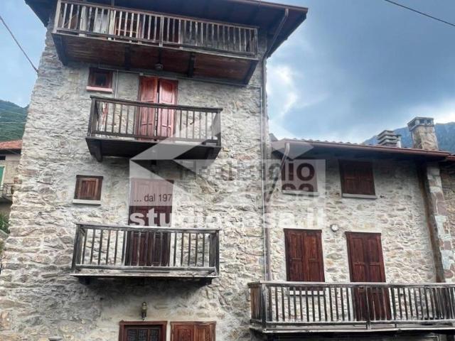 Appartamento in vendita a Rogno, Lombardia