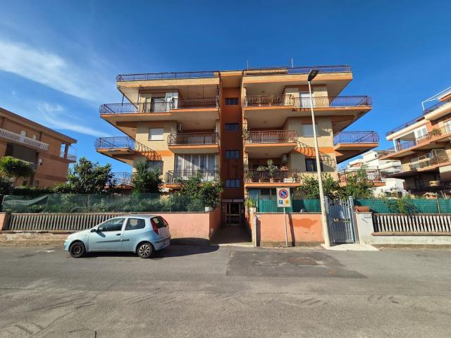 Appartamento in vendita a Zingarini, Pomezia