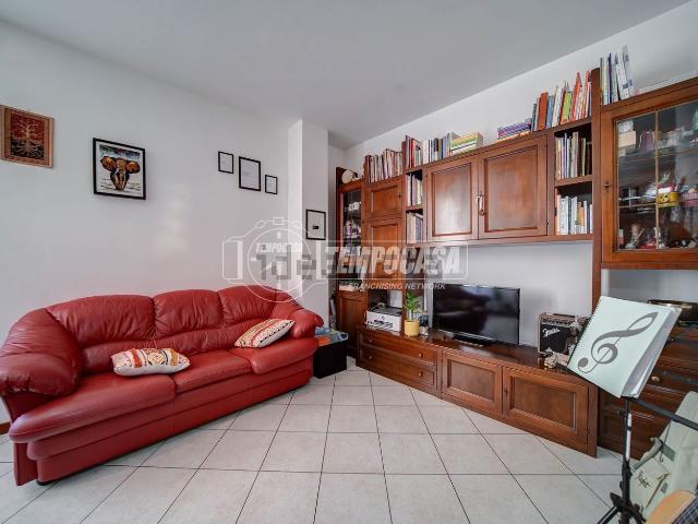 Appartamento in vendita a Azzate, Lombardia