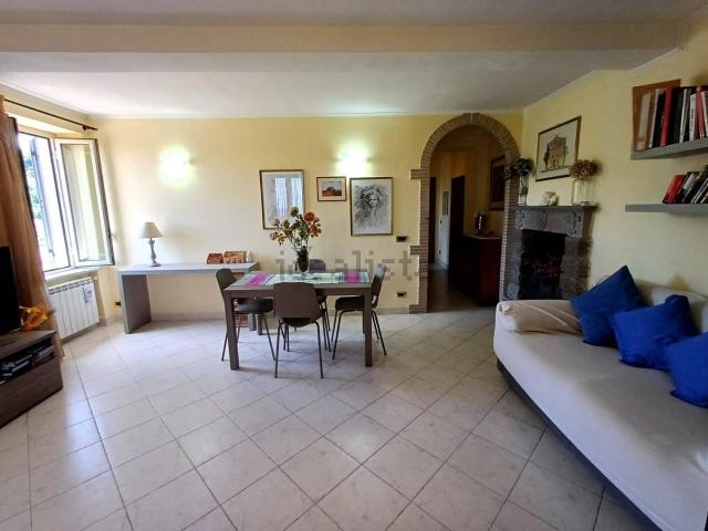 Appartamento in vendita a Caprarola, Lazio