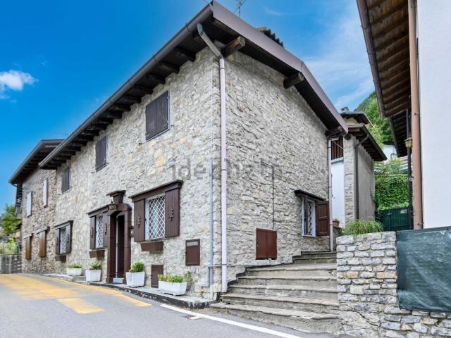 Appartamento in vendita a Borgo storico Taramelli, Selvino