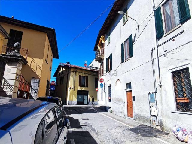 Appartamento in vendita a Azzate, Lombardia