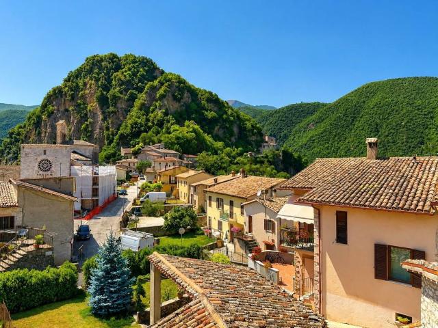 Appartamento in vendita a Cerreto Di Spoleto, Umbria