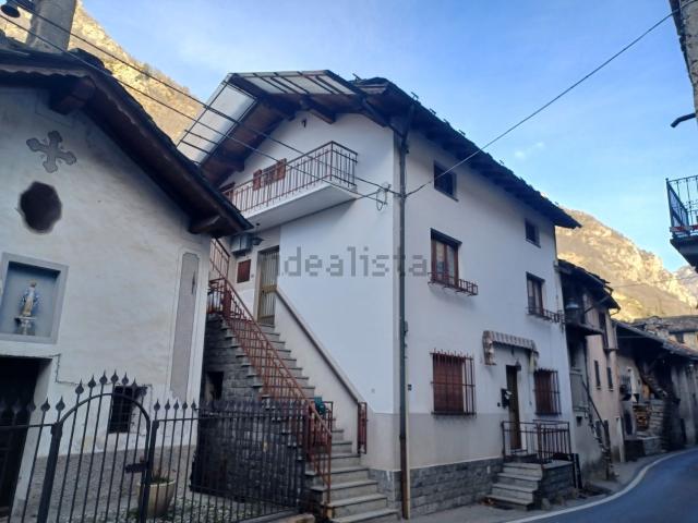 Appartamento in vendita a Lillianes, Aosta