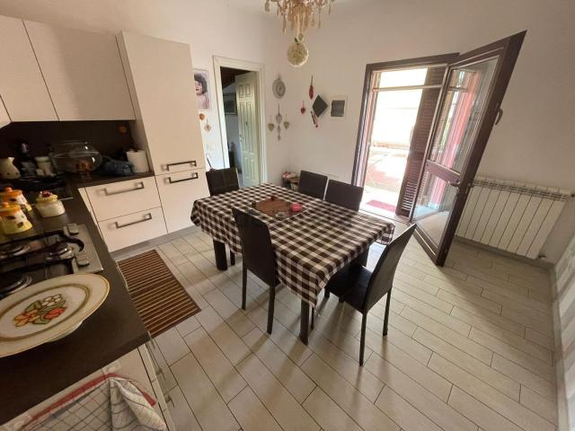 Appartamento in vendita a Battilana, Luni
