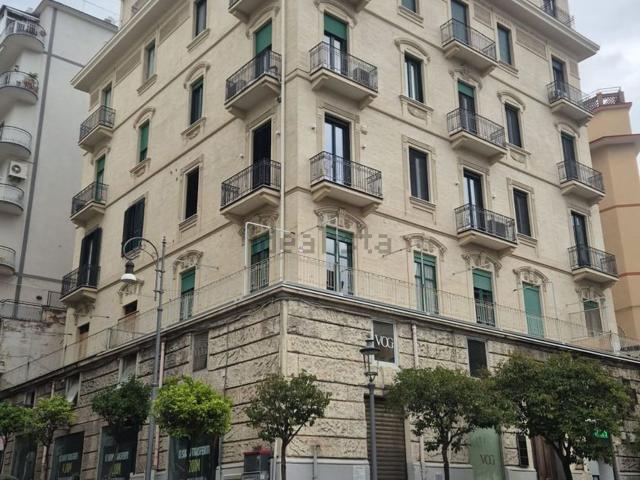 Appartamento in vendita a Salerno, Campania