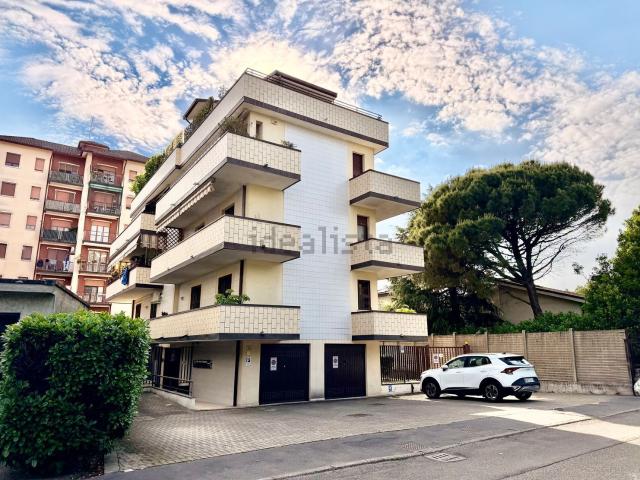 Appartamento in vendita a Quartiere Azalee, Trezzano Sul Naviglio