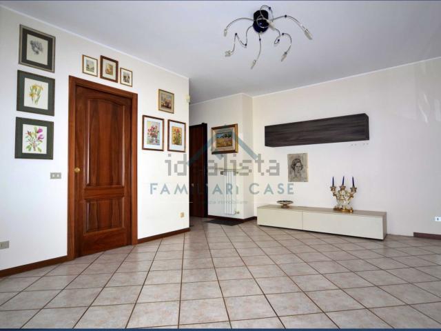Appartamento in vendita a Daverio, Lombardia