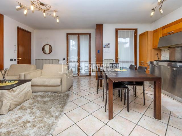 Appartamento in vendita a Albano Sant'alessandro, Lombardia