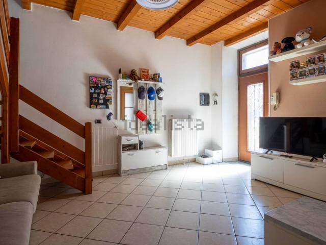 Appartamento in vendita a Aicurzio, Lombardia