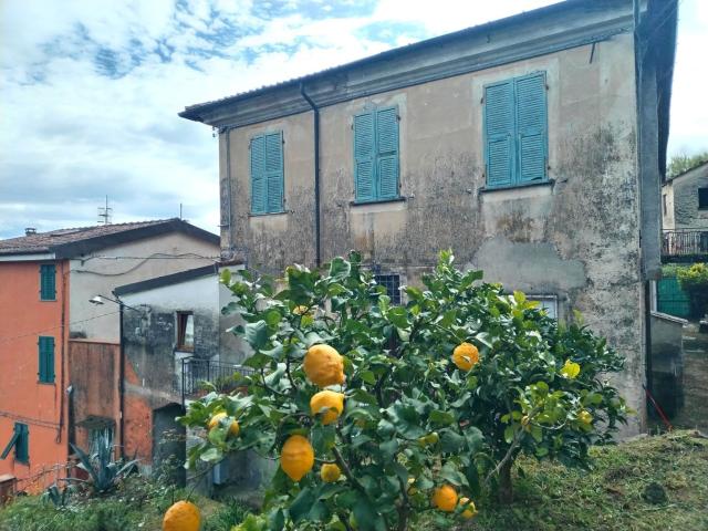 Appartamento in vendita a Follo, Liguria